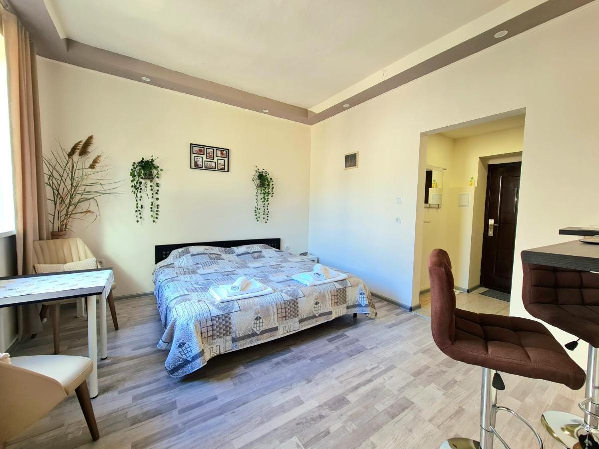Студио В Центъра На Бургас Apartment Exterior foto
